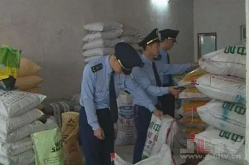 化肥市場(chǎng)驚現(xiàn)“變形記” 一人分飾多角，296萬(wàn)元假肥流向13省